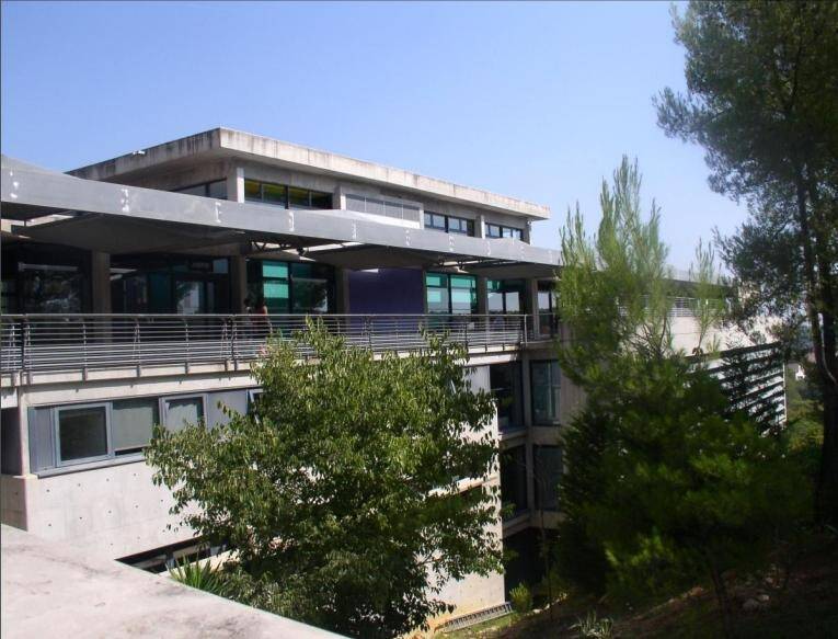 Un adolescent de 17 ans a été découvert sans vie ce jeudi matin dans la cour de son lycée de la Côte d'Azur