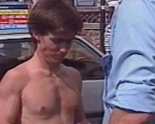 Quand le jeune David Pujadas se baladait torse nu dans les rues de Sainte-Maxime pour un reportage