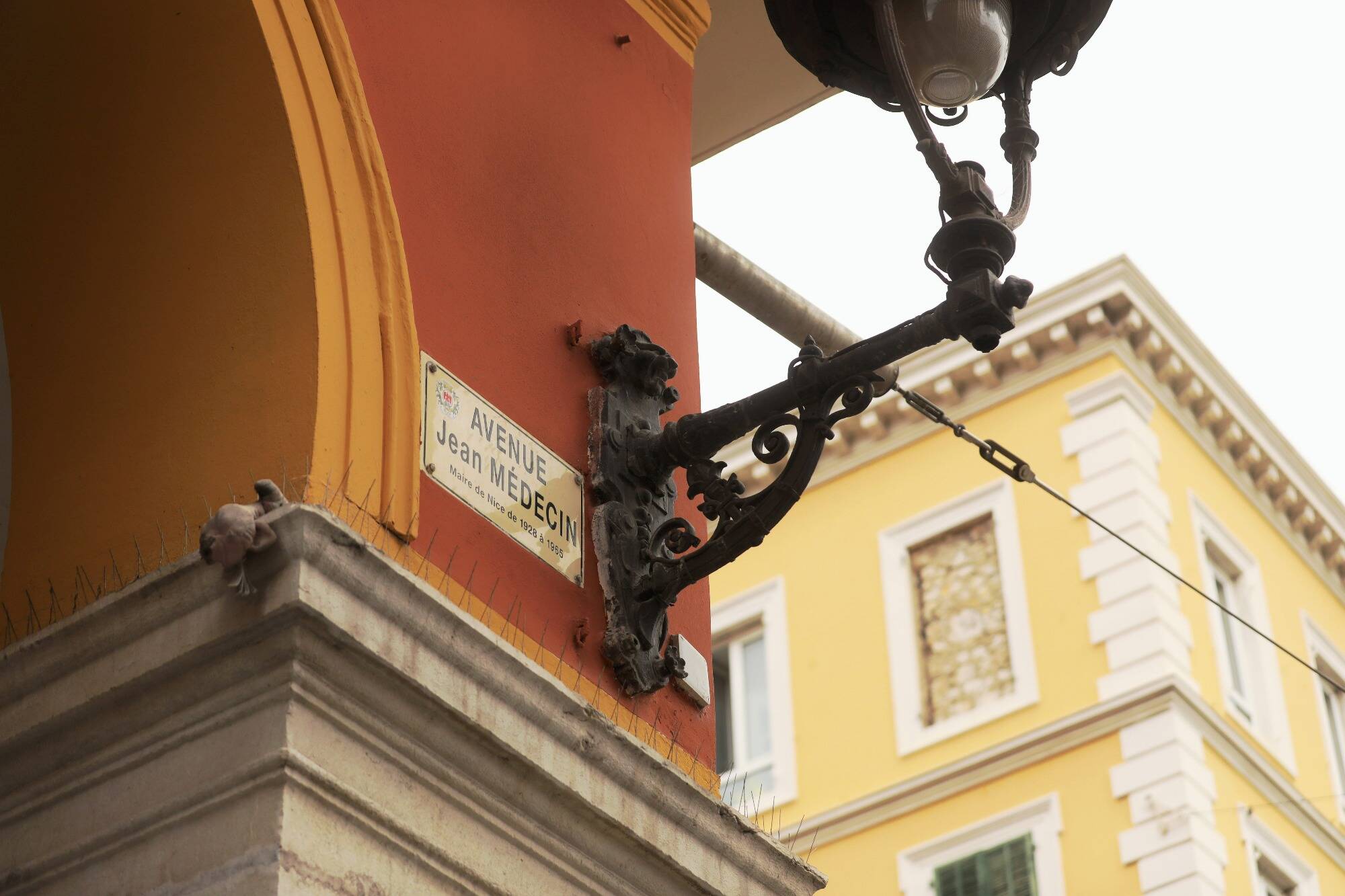 Pourquoi des QR codes pourraient bientôt être apposés sous les plaques de rues à Nice?