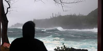 Cyclone Batsirai à La Réunion: déjà 12 blessés, des vents jusqu'à 150 km/h et 