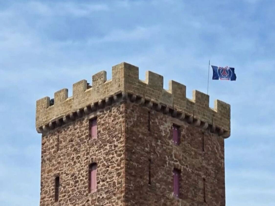 Mais que fait le drapeau du PSG sur la mythique île d'Or à Saint-Raphaël?