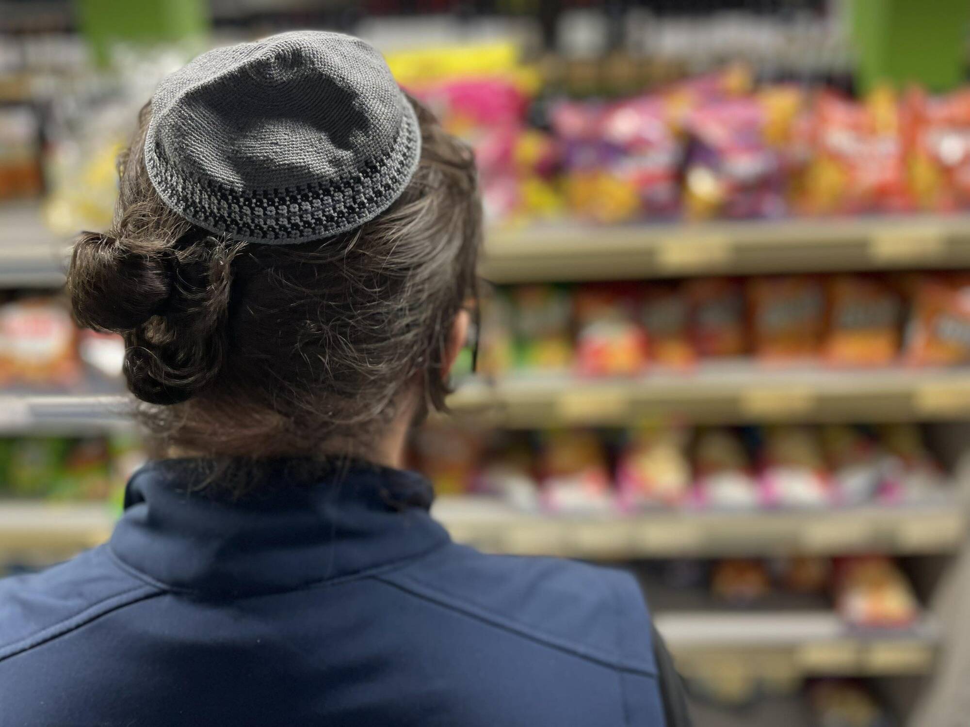 "Je dis à mon fils d'enlever sa kippa dans la rue": des synagogues aux épiceries casher, la communauté juive de la Côte d'Azur sur le qui-vive