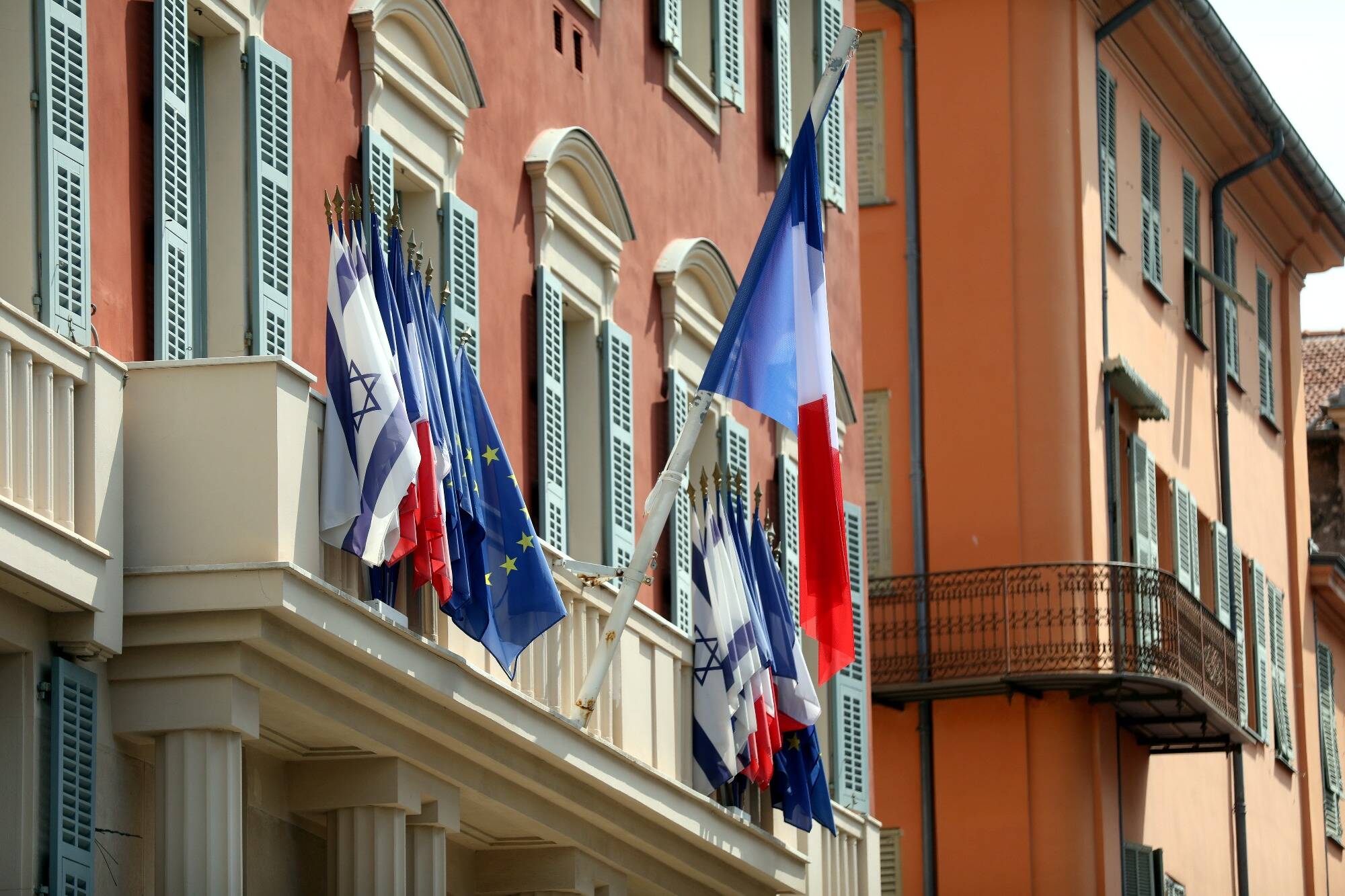 Christian Estrosi va bien retirer les drapeaux israéliens du fronton de la mairie de Nice... et installe un kakémono