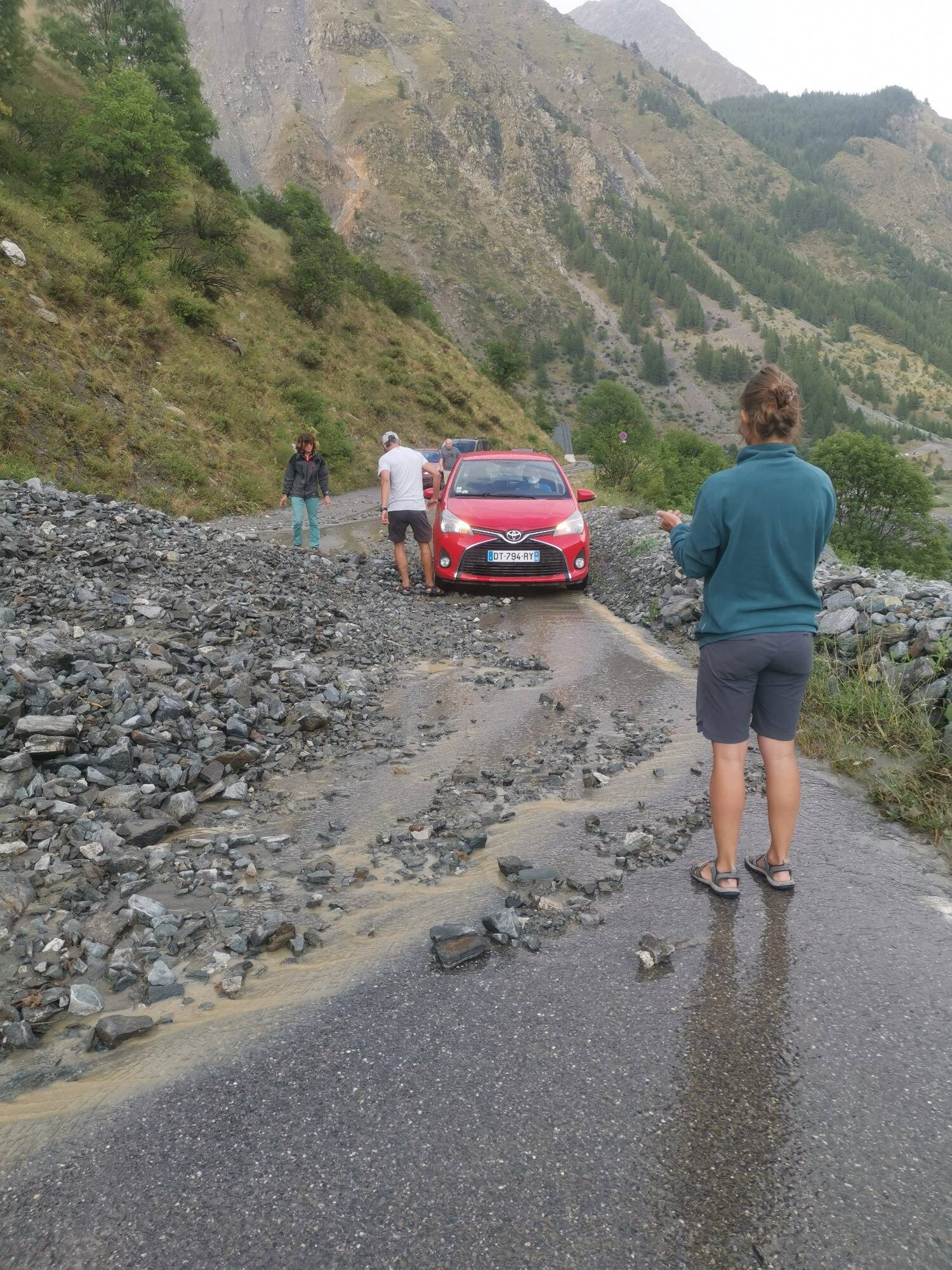 "Nous avons enlevé les pierres à la main pour passer..." Le témoignage des naufragés de la Tinée après les éboulements