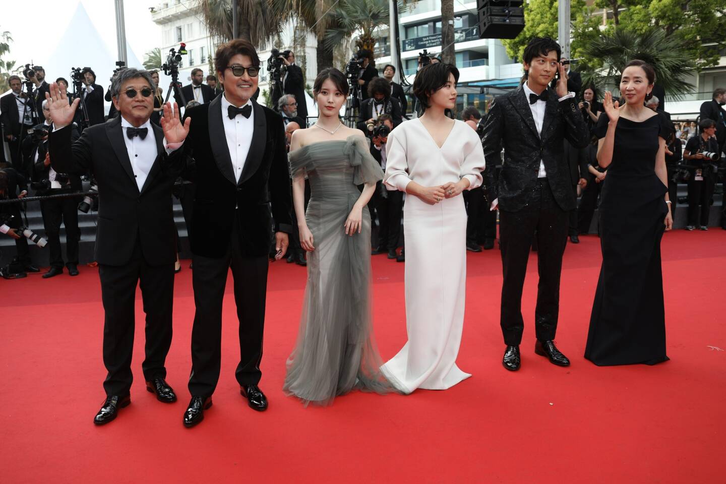 L'équipe du film "Les bonnes étoiles" au 75e Festival de Cannes, jeudi 26 mai.
