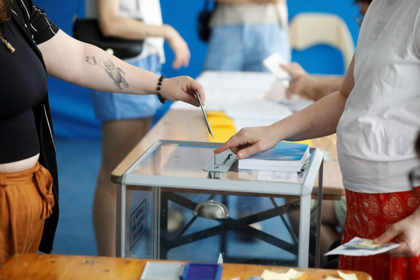 Dans un bureau de vote à Nice pendant le premier tour des Elections législatives anticipées. 