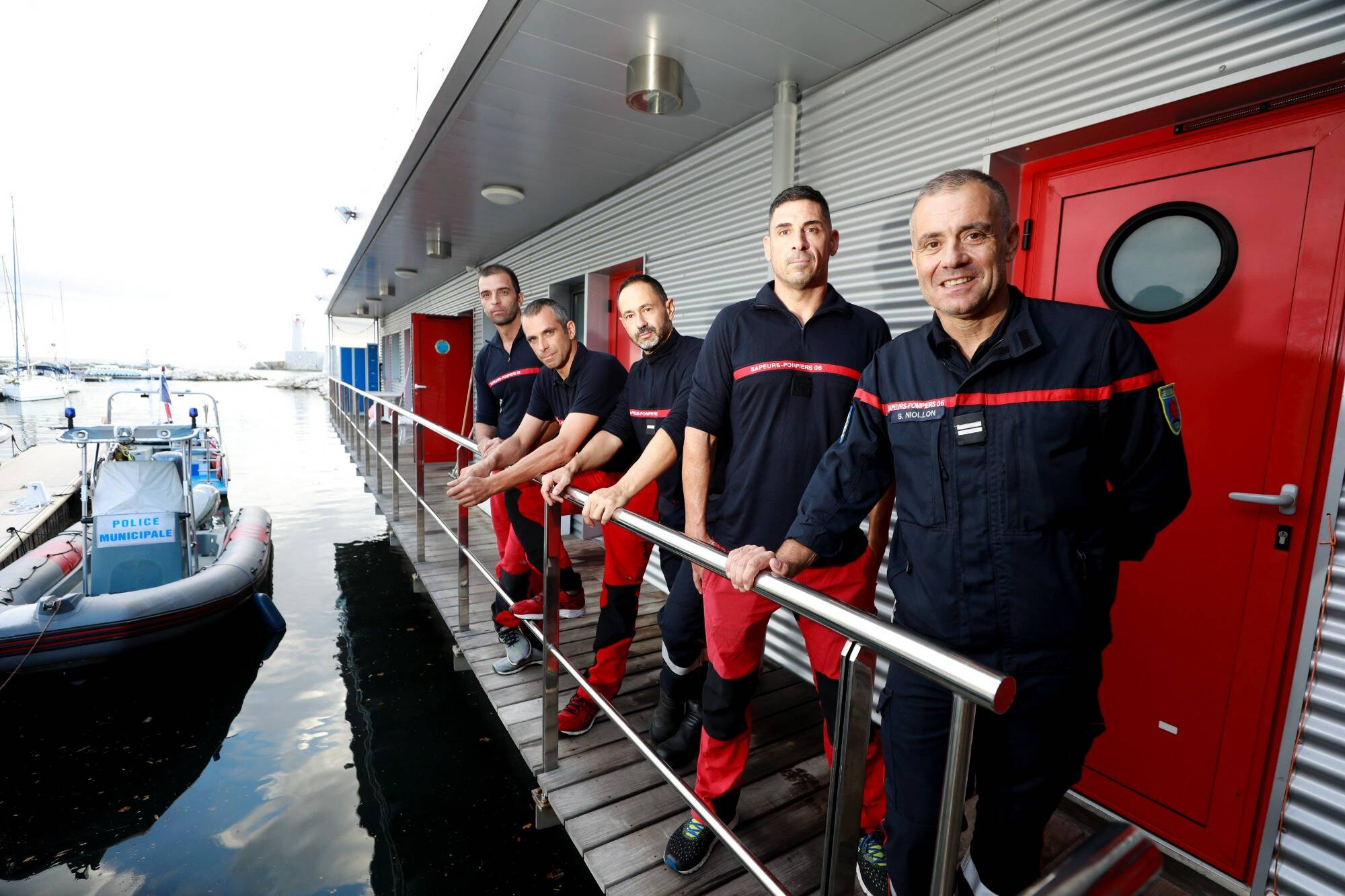"Accrochée à une bâche, elle était terrorisée et en hypothermie", les pompiers racontent comment ils ont sauvé une femme emportée par les eaux à Nice
