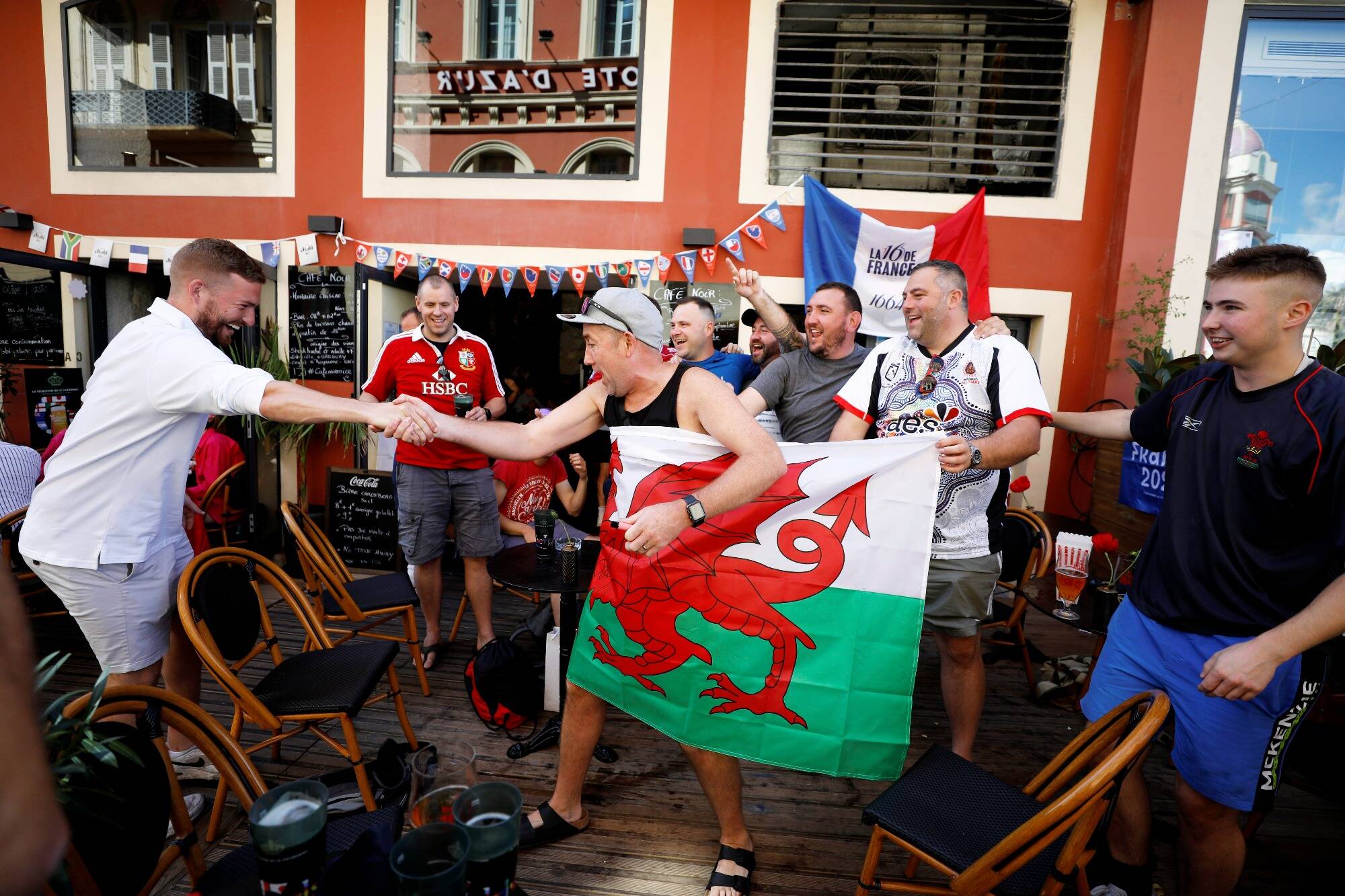 "Ça rigole, ça se vanne, c'est le rugby!": des supporters du monde entier venus mettre une chaude ambiance dans les rues de Nice