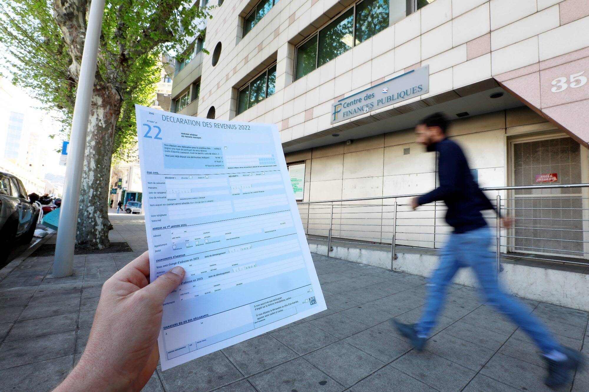 Perdu dans votre déclaration d'impôts? Les réponses de notre spécialistes à vos questions dans notre tchat