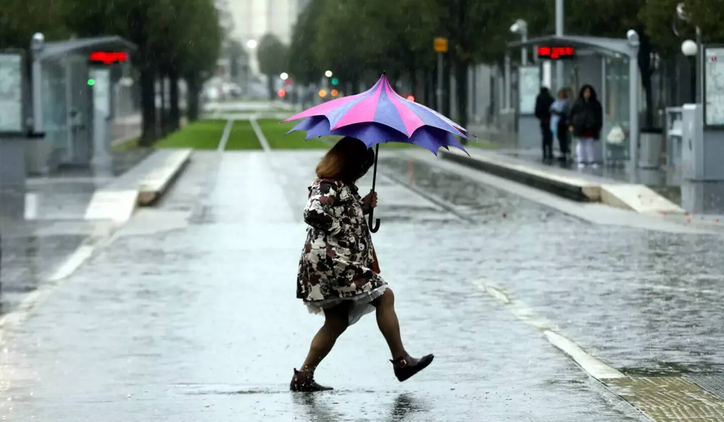 Le parapluie, le meilleur ami des Azuréens en ce 2 mai.