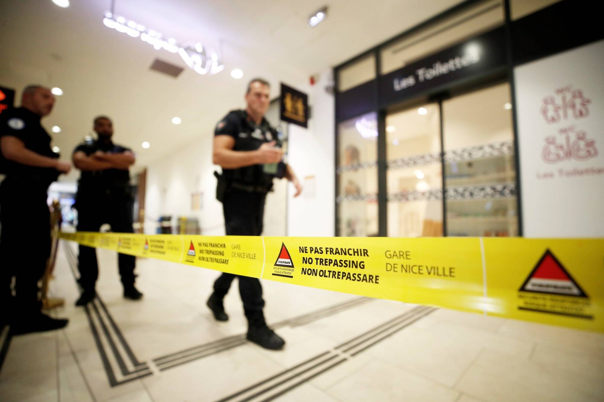 Un suspect toujours recherché, l'arme était réelle mais "démilitarisée"... on fait le point sur le fusil-mitrailleur retrouvé à la gare de Nice