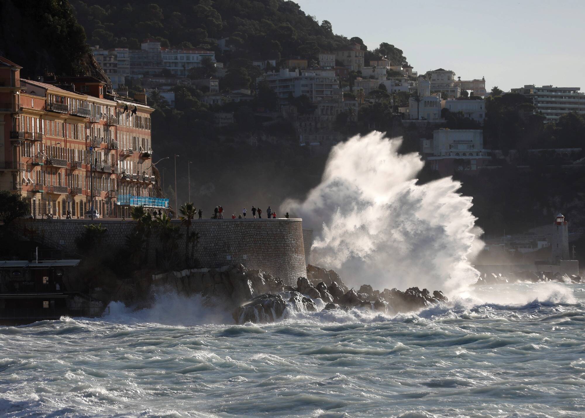11 photos pour vous montrer l'impressionnante houle ce vendredi sur la Promenade des Anglais à Nice