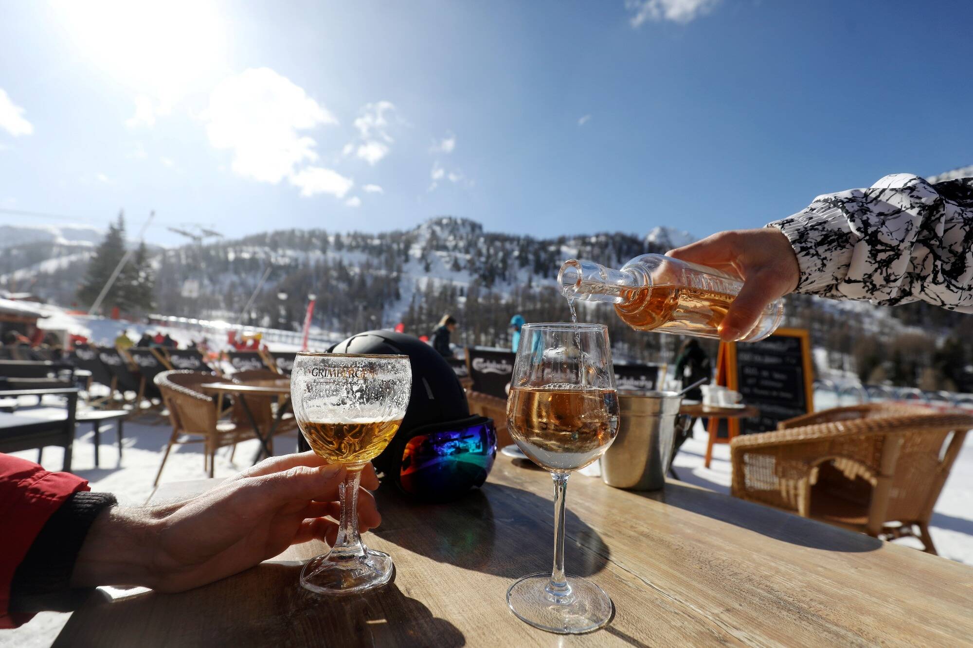"Ici, c'est pas comme à la Folie Douce": dans les stations de ski des Alpes du Sud, l'alcool "n'a pas d'incidence" sur les pistes