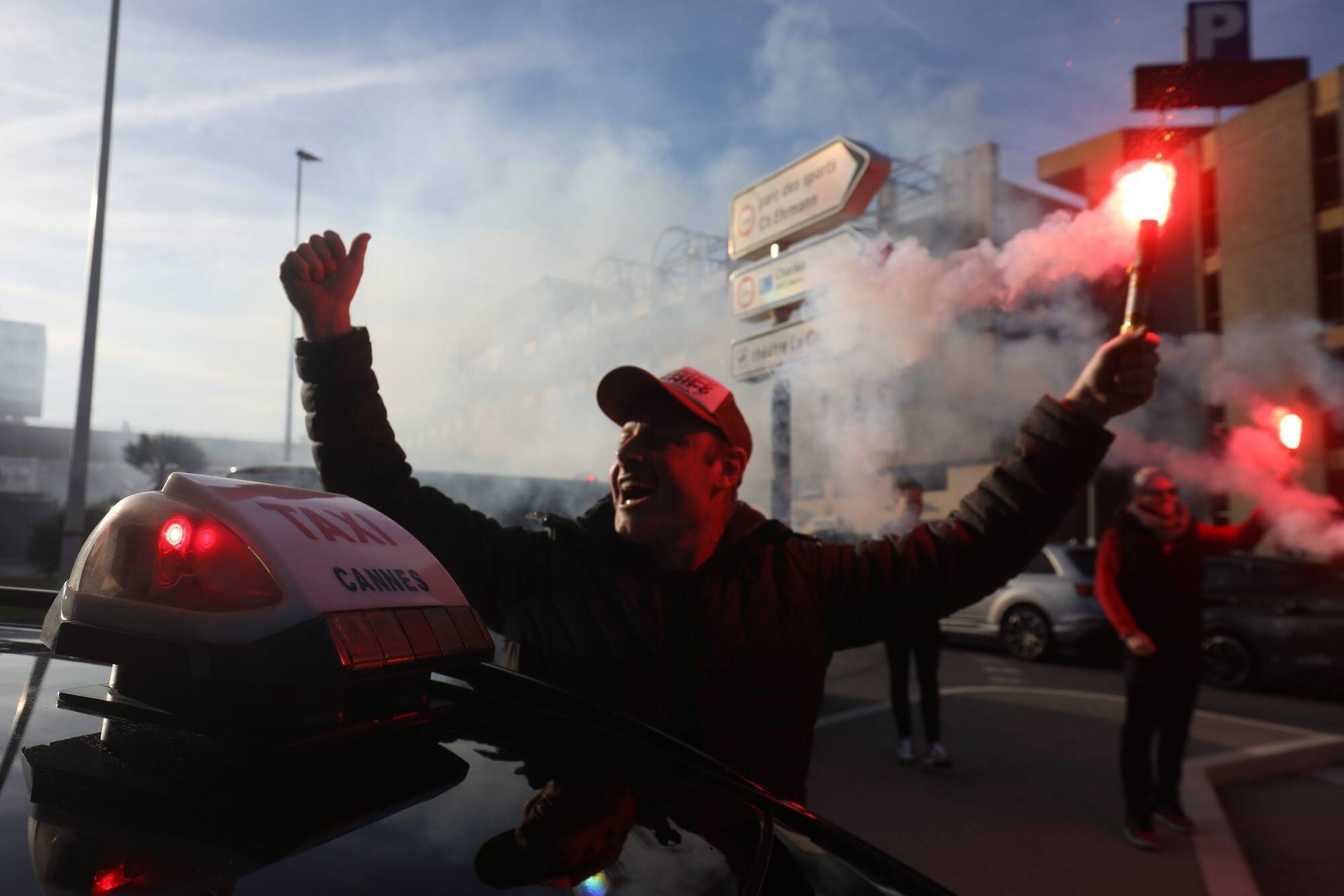 Manifestation des taxis: plusieurs centaines de taxis mobilisés à Nice et Toulon, circulation sur l'autoroute encore impactée... suivez notre direct