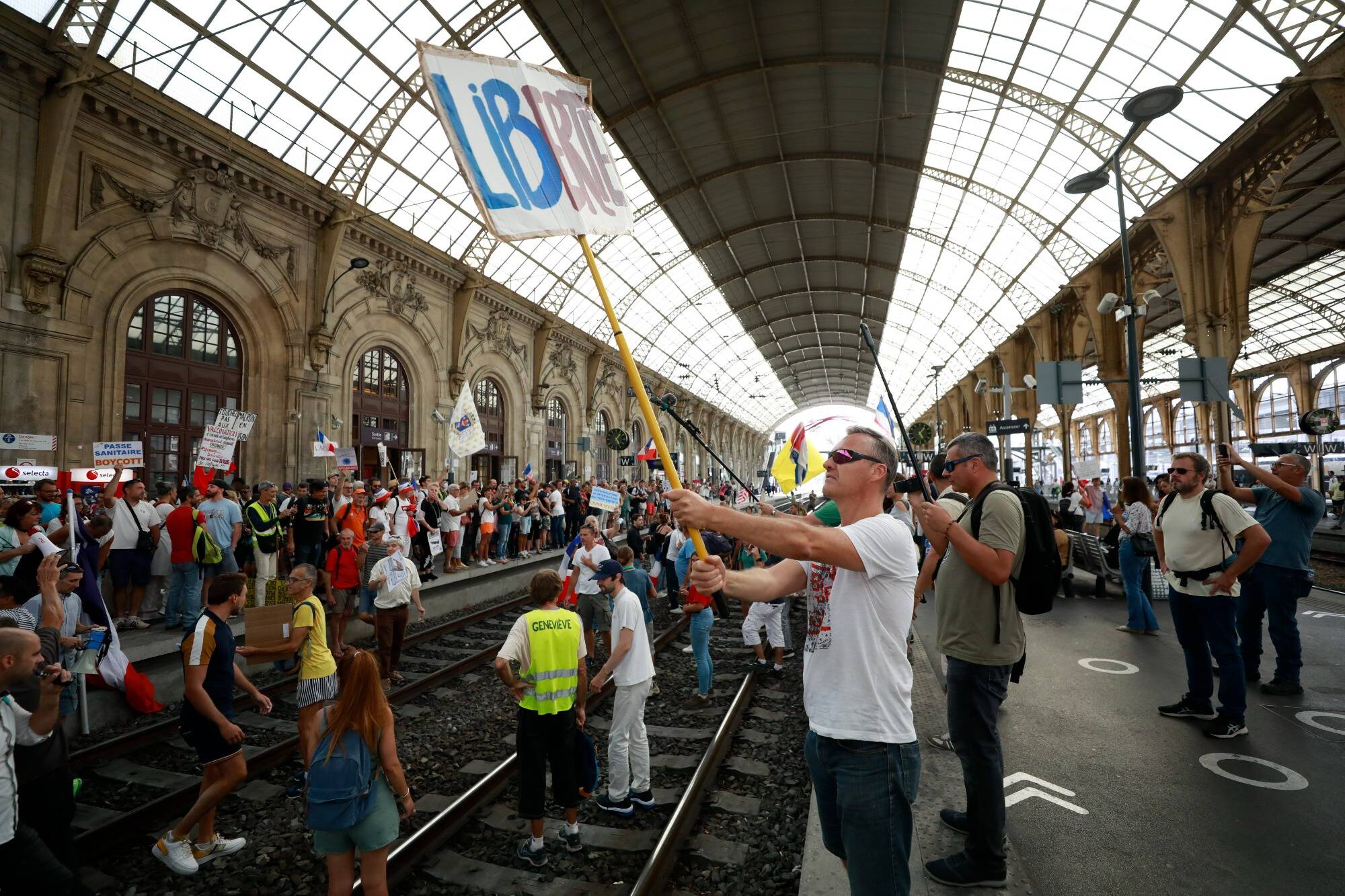 Quelques milliers de personnes ont manifesté contre le pass sanitaire ce samedi à Nice