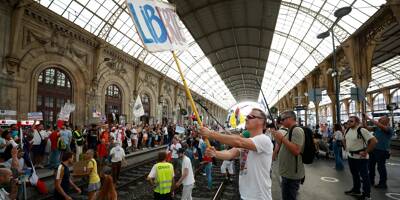 Quatre personnes interpellées après l'intrusion d'une manif anti-pass sur les rails de la gare de Nice