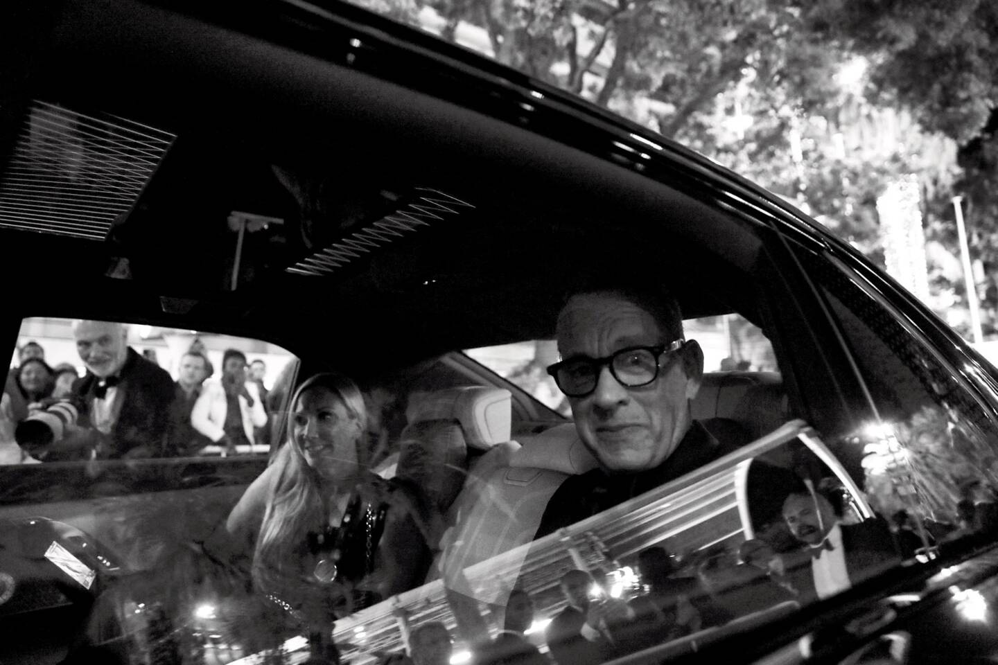 Tom Hanks, dans sa voiture, à la sortie du film "Elvis" au 75e Festival de Cannes, mercredi 25 mai.