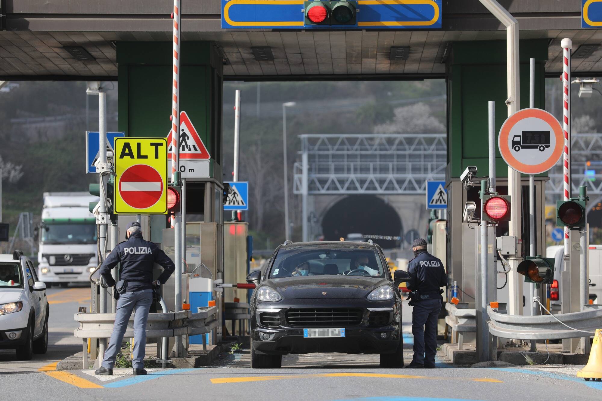 En direction de l'Italie, le trafic est complètement saturé entre Menton et Vintimille, Vinci déconseille d'emprunter l'A8 pour le moment