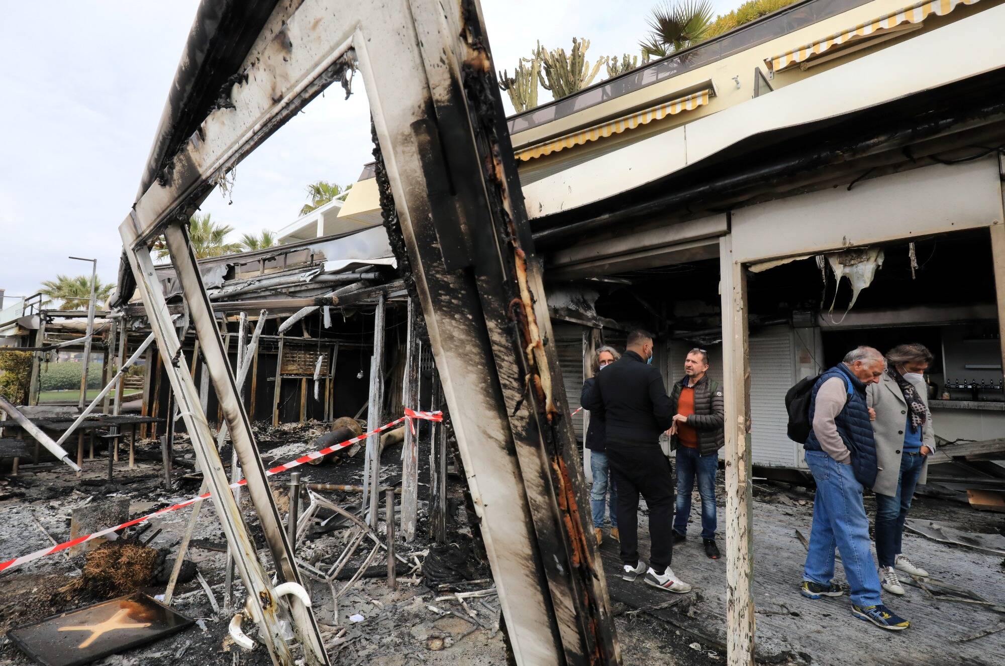 PHOTOS & VIDEOS. On en sait plus sur l'incendie qui a ravagé des restaurants promenade des Flots bleus à Saint-Laurent-du-Var