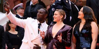 Jane Fonda, Meryl Streep, Raphaël Quenard faisant le signe de Jul... Le tapis rouge de la cérémonie d'ouverture de ce 77e Festival de Cannes