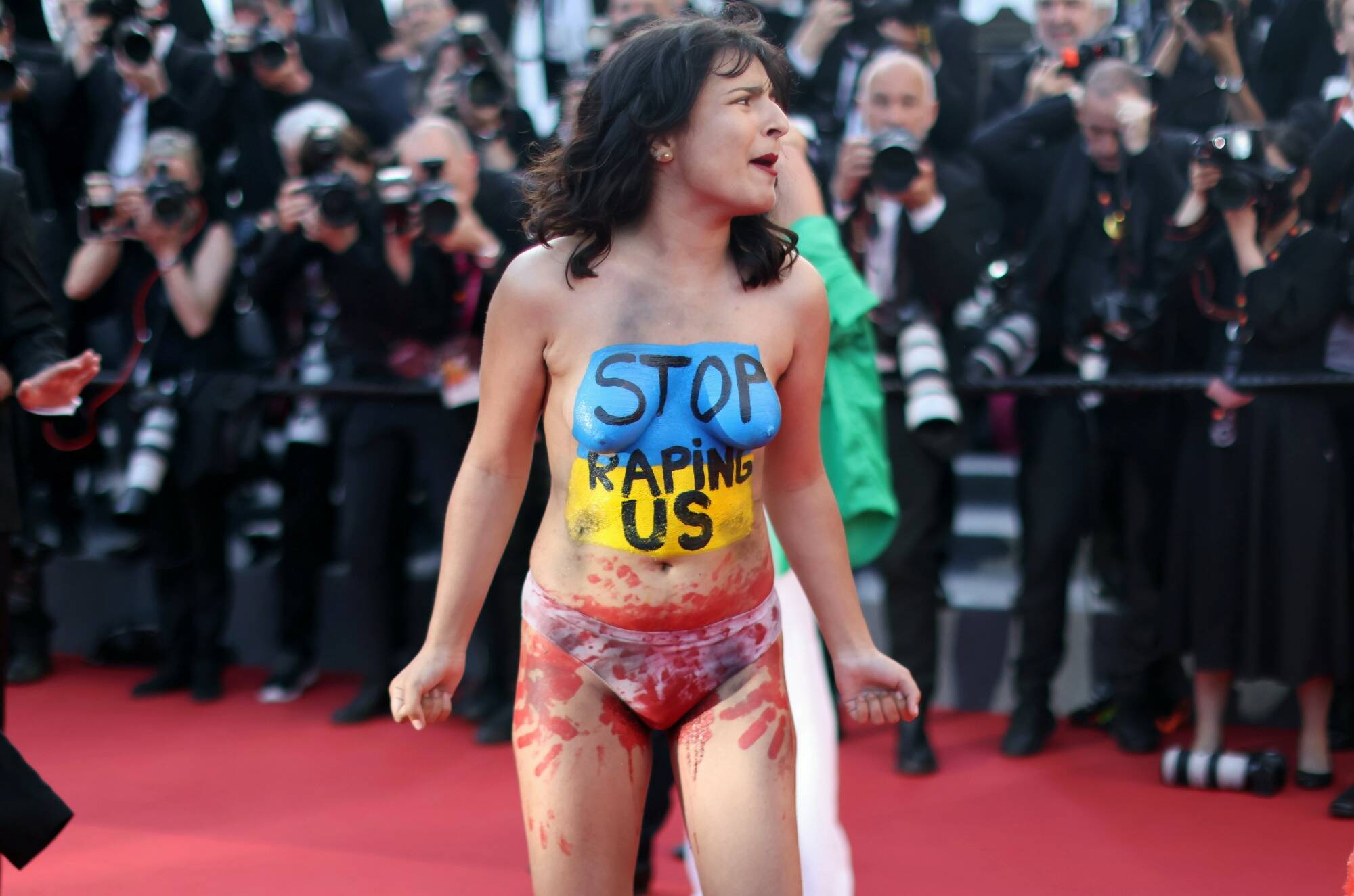 Cannes 2022: Ce que l'on sait de l'activiste qui a fait irruption sur le tapis rouge pour dénoncer des viols en Ukraine