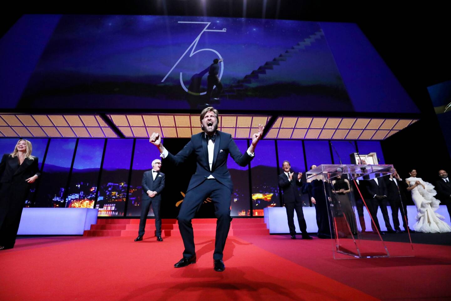 Le réalisateur suédois Ruben Östlund a décroché la Palme d'or du 75e Festival de Cannes pour son film "Triangle of Sadness", samedi 28 mai.