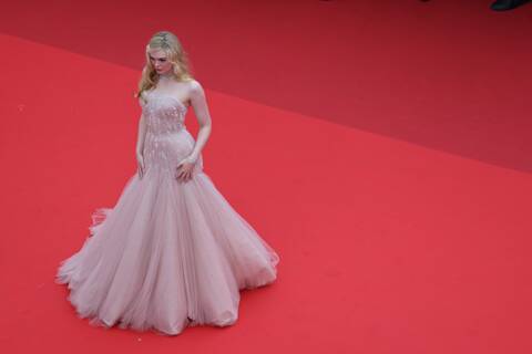 Cannes 2022 : Jennifer Connelly est sublime avec un chignon haut sur le  tapis rouge de « Top Gun : Maverick » - Elle