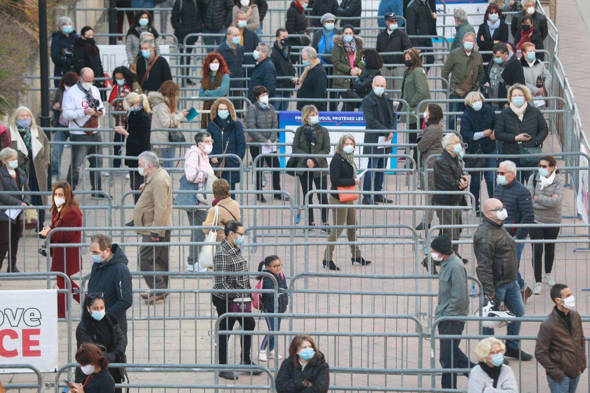 Covid-19: ils sont venus pour du Pfizer, ils ont finalement eu droit au Moderna au Palais des expositions de Nice