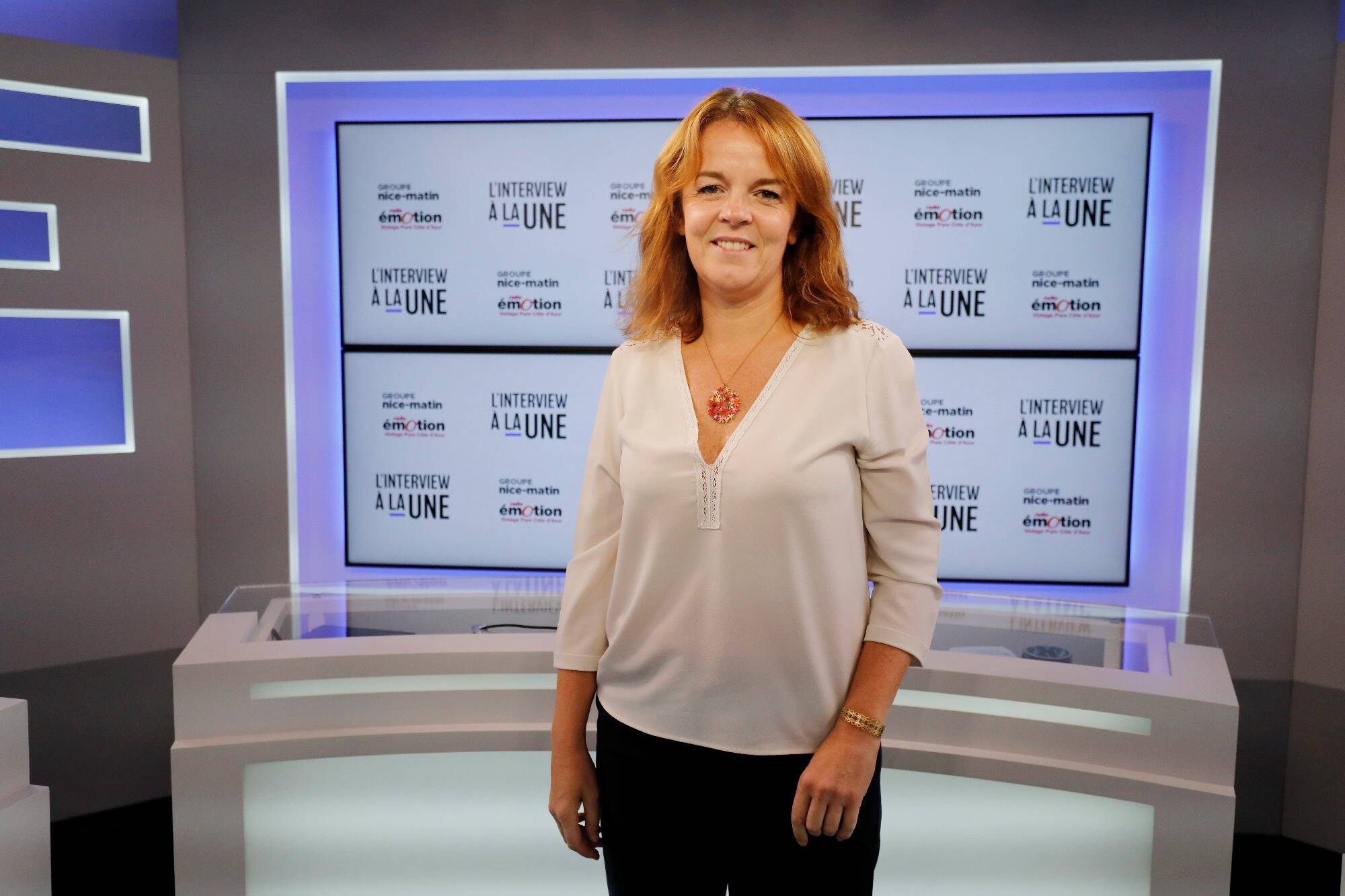 "Les jeunes filles qui vont se présenter vêtues d'une abaya seront informées dès leur arrivée qu'elles ne peuvent pas la garder"