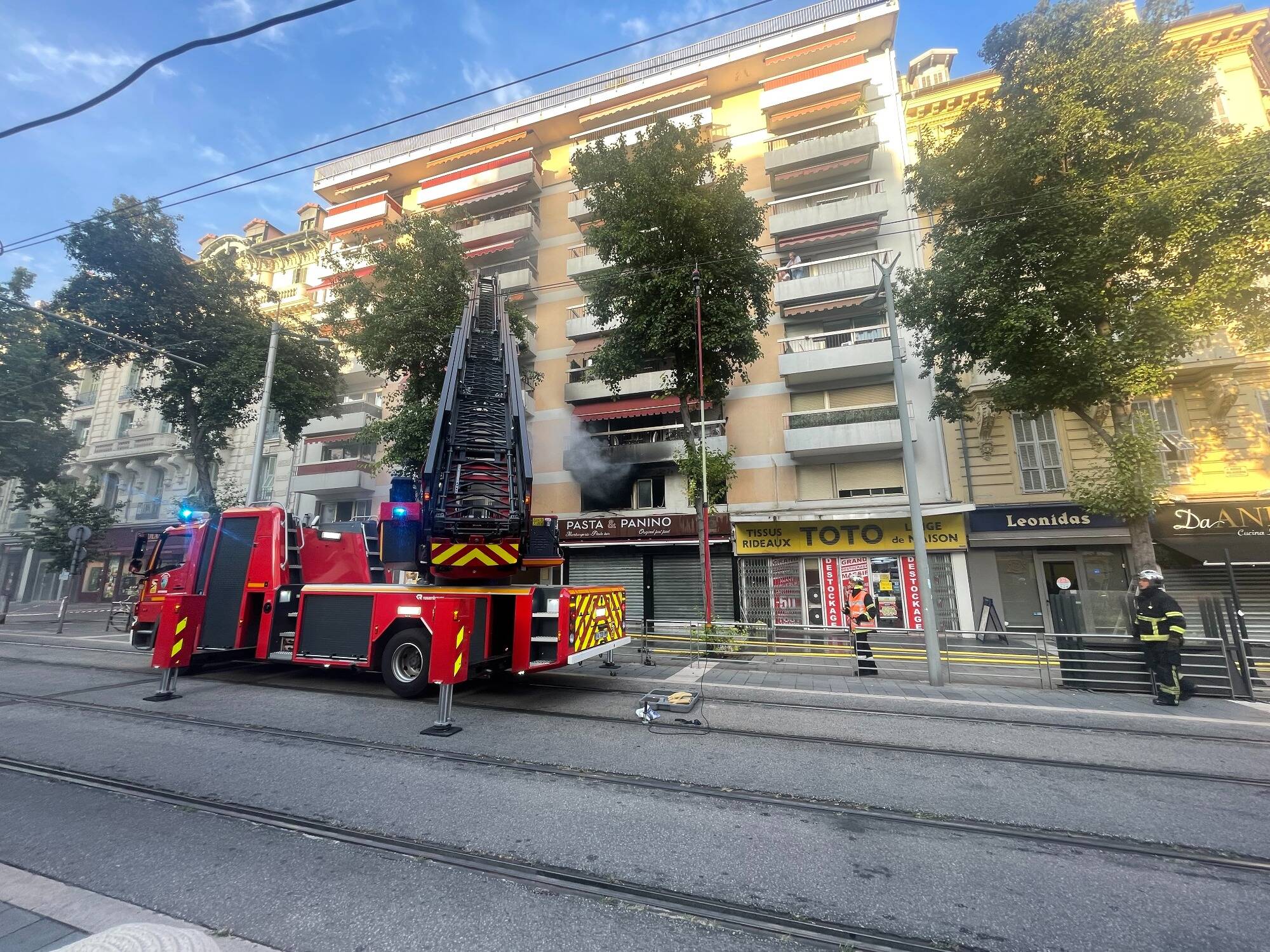 Un violent incendie en cours au premier étage d'un immeuble en centre-ville de Nice