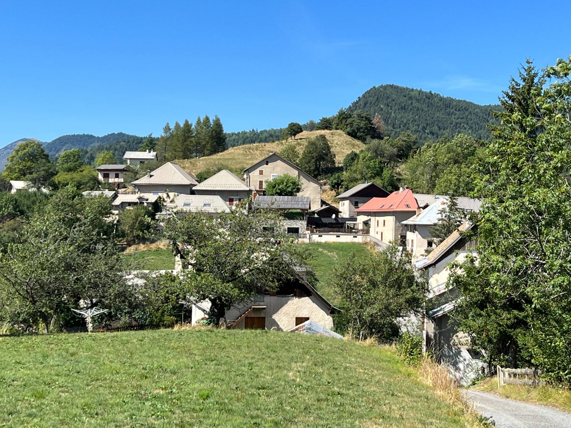 "Il est rongé par la douleur de n'avoir pas réagi": reportage au Haut-Vernet, ce village traumatisé par la disparition d'Emile et des tragédies du passé