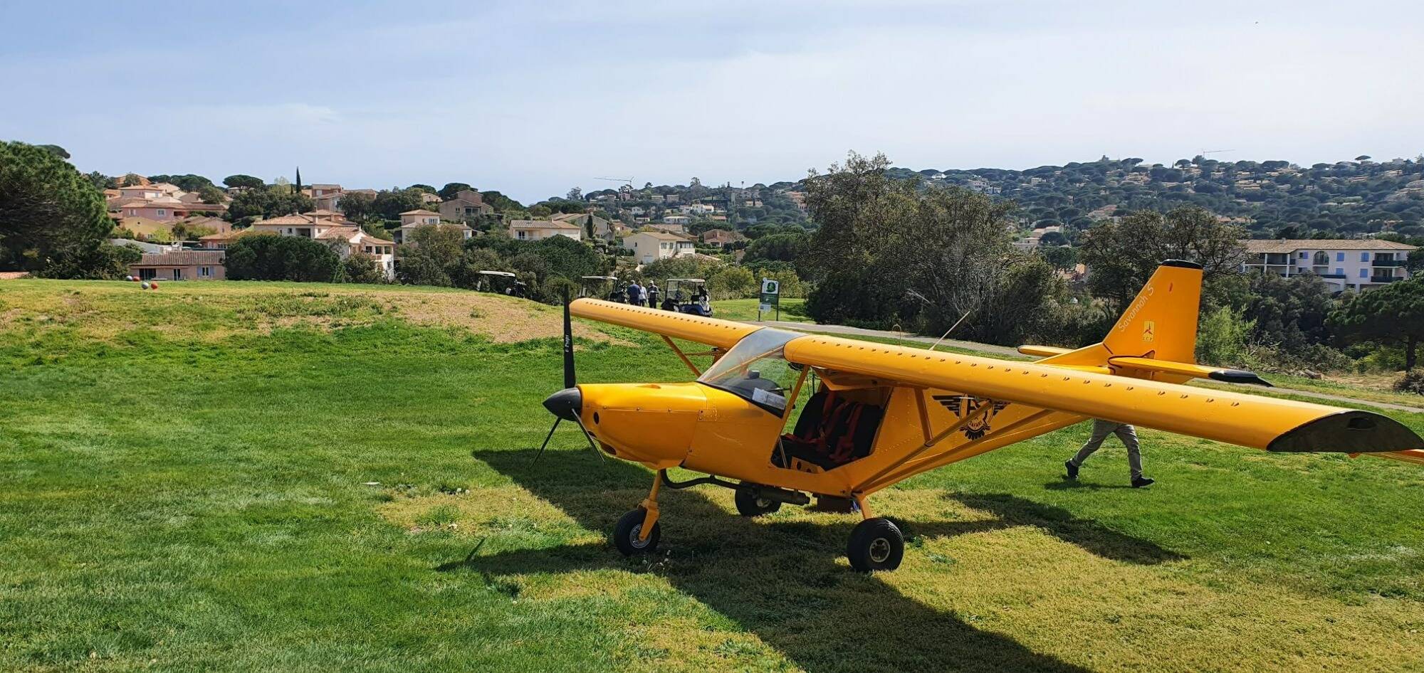 Un jeune pilote évite le crash en se posant sans dommage sur le Golf de