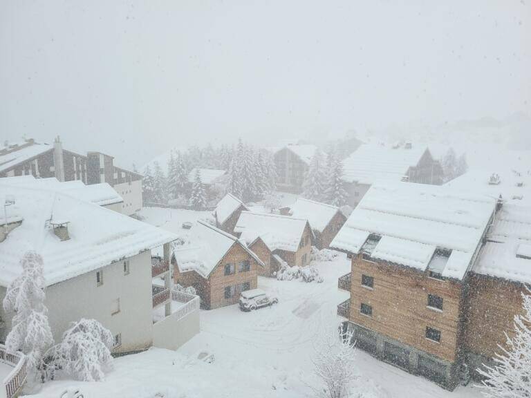 Les stations de ski d'Auron et d'Isola 2000 se sont réveillées sous un beau manteau blanc ce dimanche