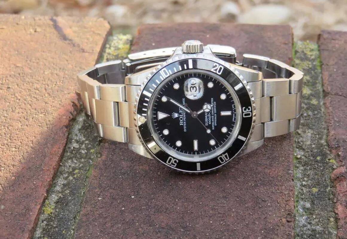 Il tente d'arracher une montre de luxe, le passant résiste: un jeune Espagnol incarcéré, ses trois complices relâchéssoir