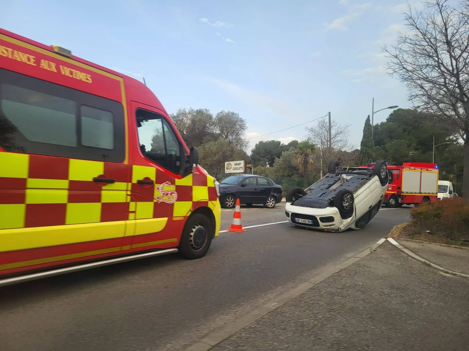 Une voiture finit sur le toit après une perte de contrôle dans un rond-point à Sanary
