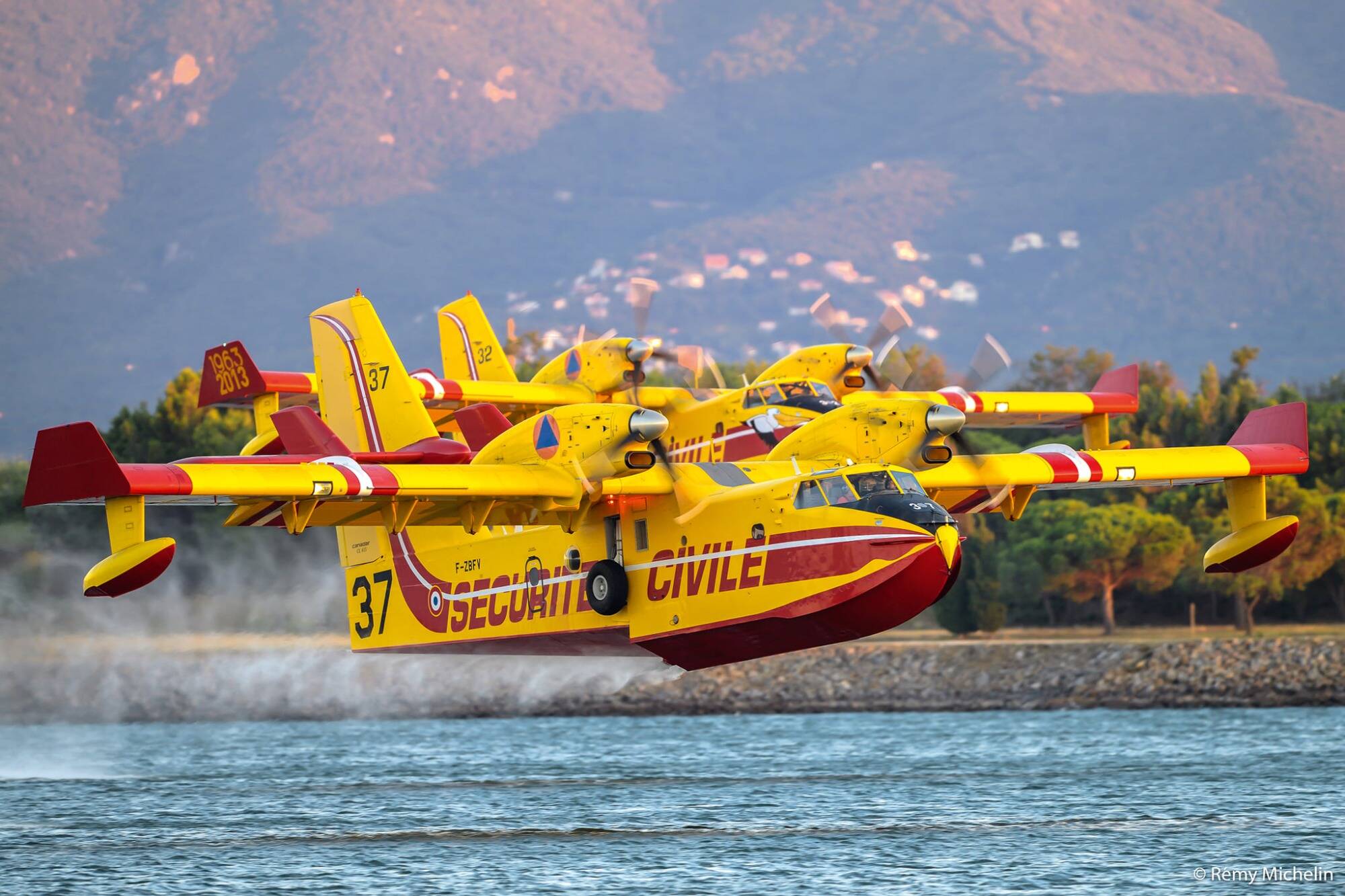 Des renforts aériens vont être envoyés pour combattre un violent feu de forêt à quelques kilomètres du Var