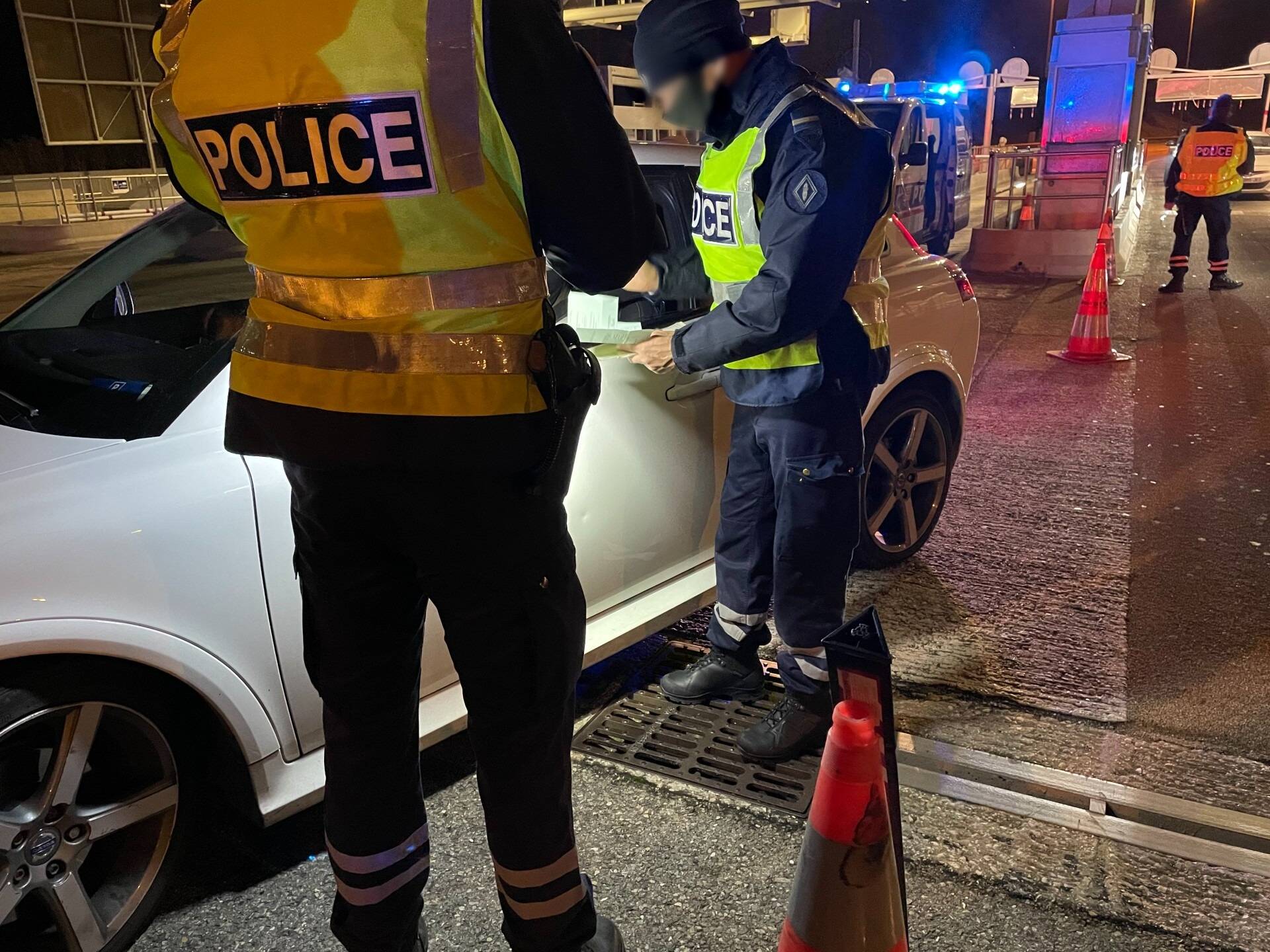 Au coeur de la nuit, les CRS veillent au respect du couvre-feu sur l'A50