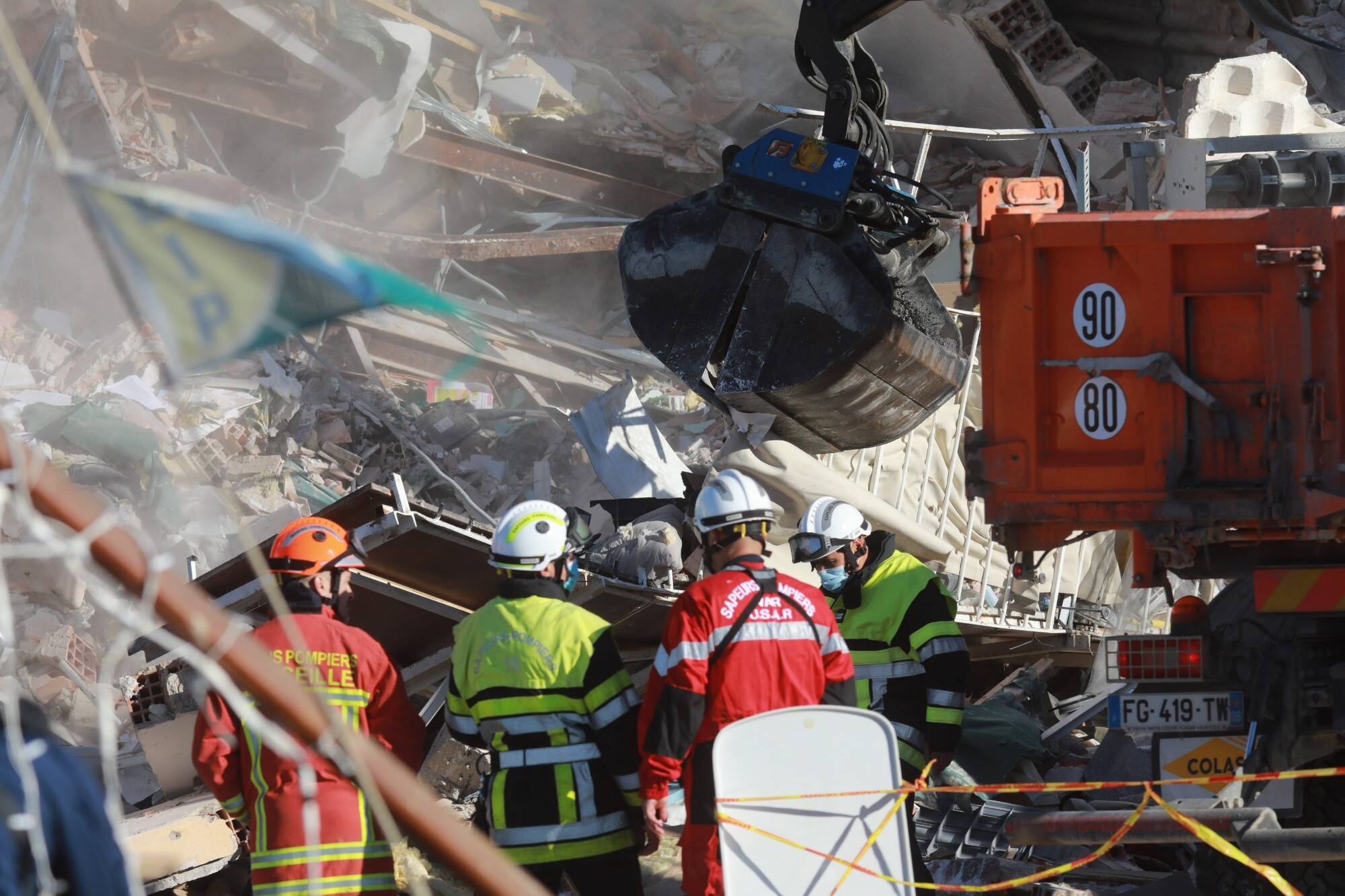 Course contre la montre pour retrouver les deux disparus après l'effondrement de l'immeuble à Sanary, suivez notre direct