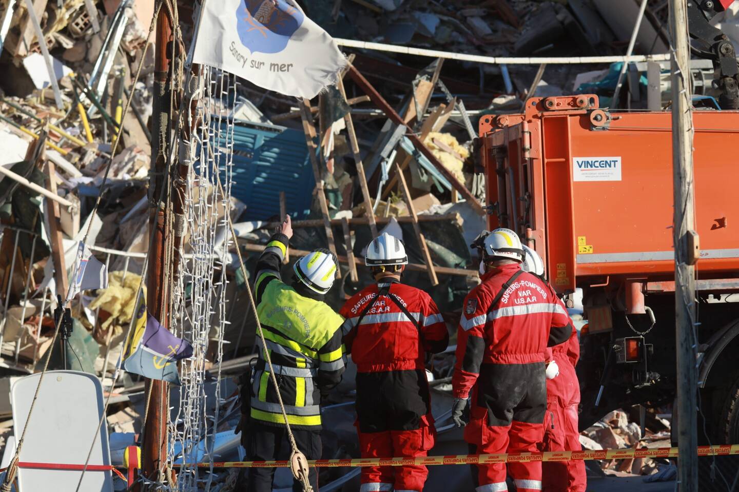 Inlassablement, les secours s’activent autour de l’immeuble écroulé, après son explosion sur le port de Sanary. 