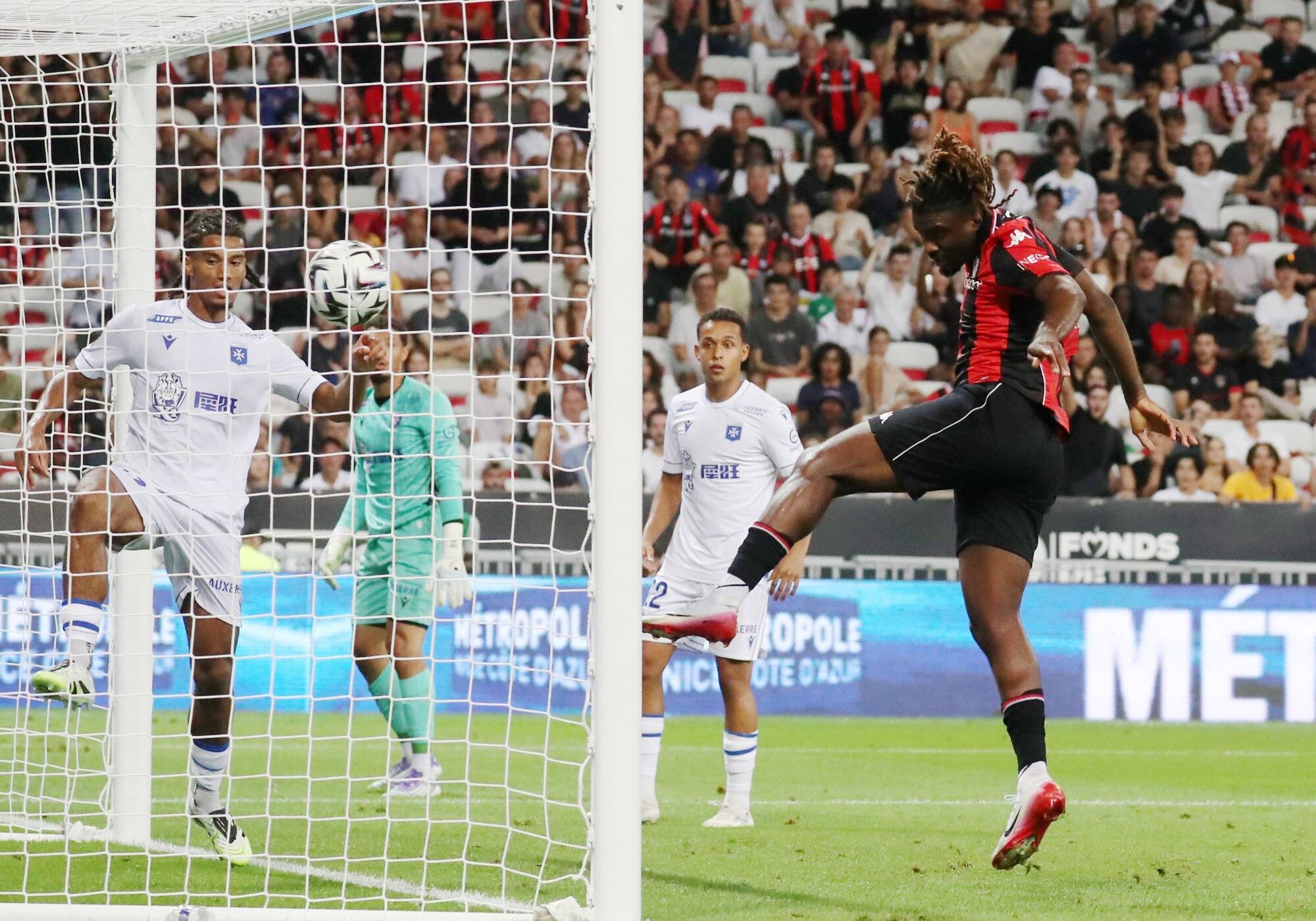 L'OGC Nice lance enfin sa saison et s'impose à domicile face à Auxerre (3-1)