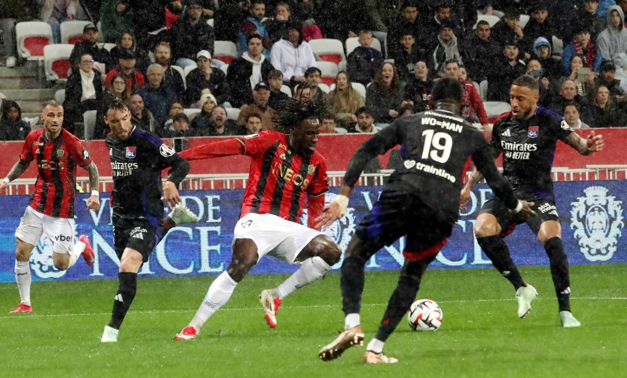 Maladroit, l'OGC Nice se fait punir par Lyon 2-0