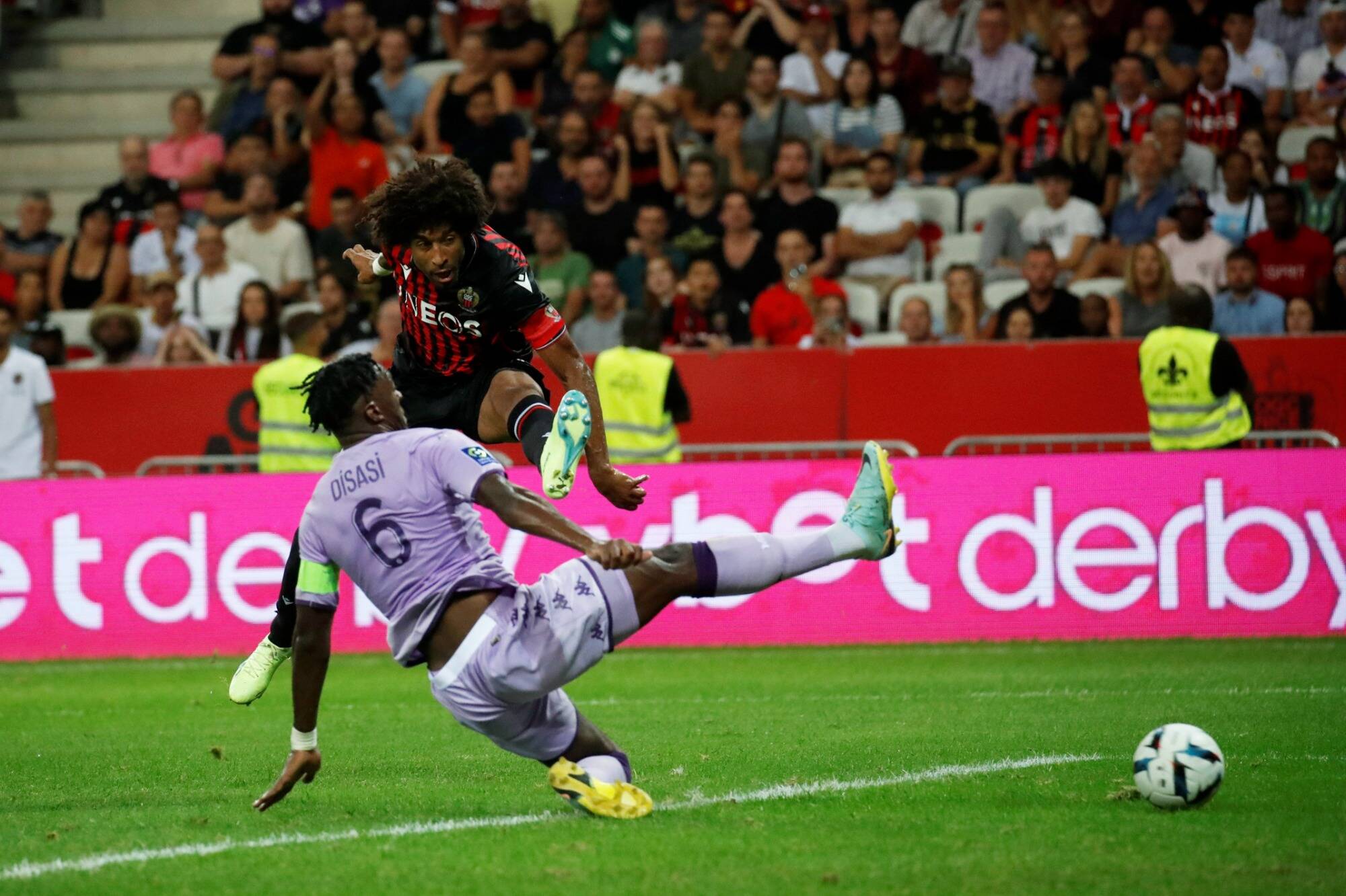 La saison 2024-2025 de L1 et L2 ne débutera pas avant le 16 août 2024 pour cause de JO