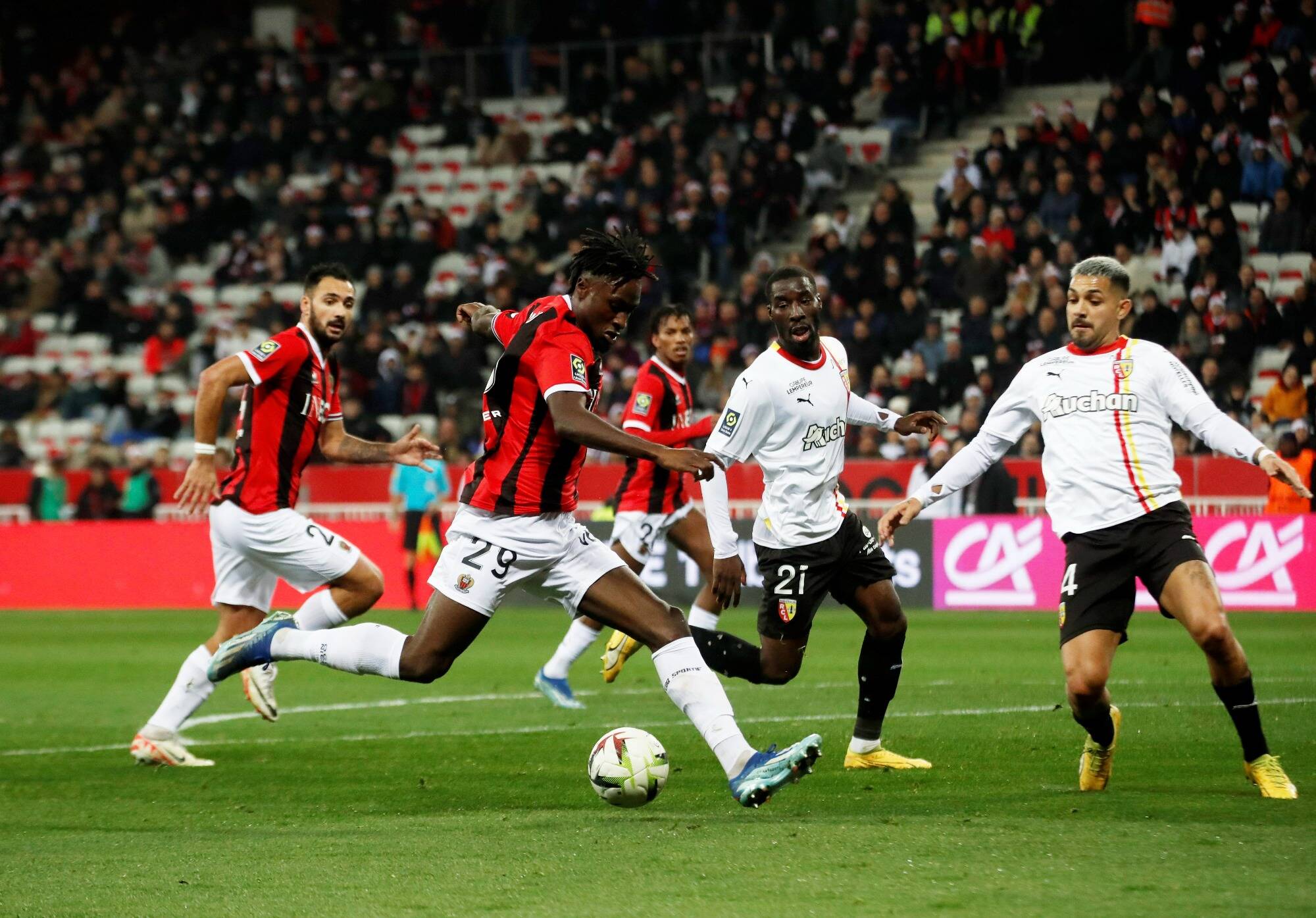 L'OGC Nice bat Lens 2-0 et passera la trêve à la deuxième place