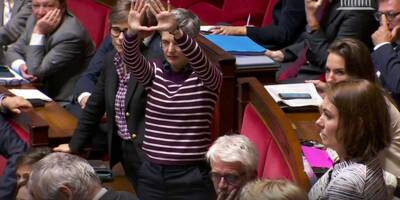 Que signifie le signe des mains effectué par Sandrine Rousseau à l'Assemblée nationale?