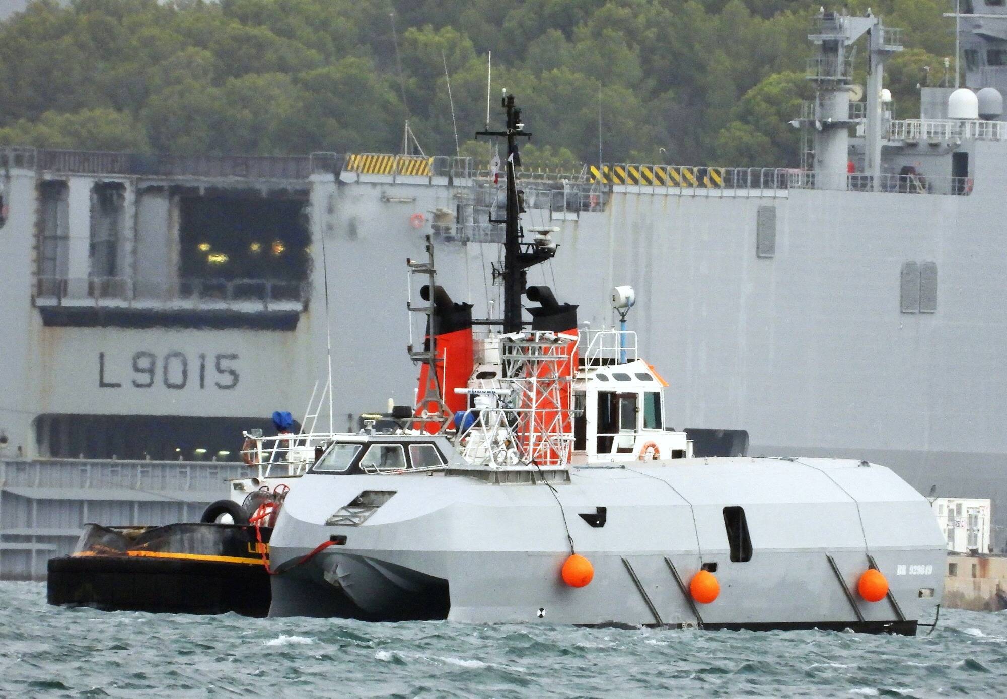 On vous en dit plus sur cet étrange engin militaire flottant qui vient d'arriver à Toulon