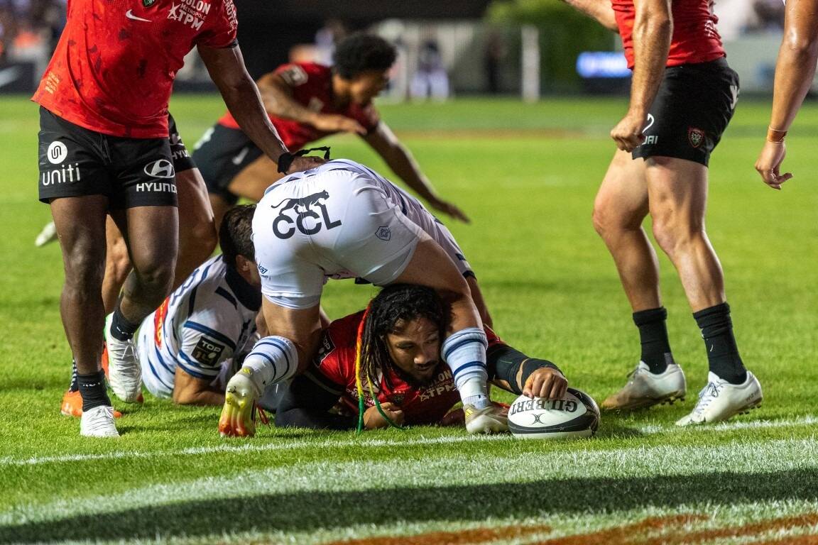 "J'ai un regret, je n'ai jamais joué avec lui": Pierre Mignoni et les joueurs du RCT rendent hommage à la légende Ma'a Nonu