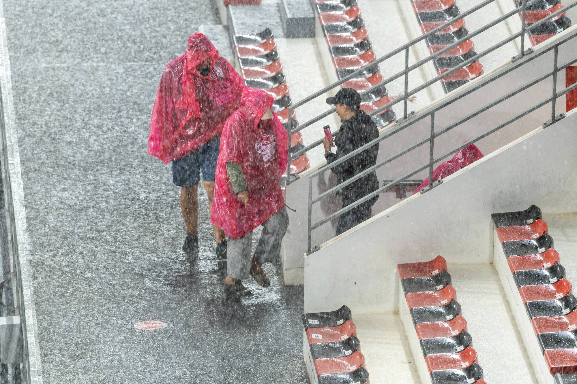 Pourquoi le match du RCT a été maintenu malgré les intempéries: le préfet du Var s'explique