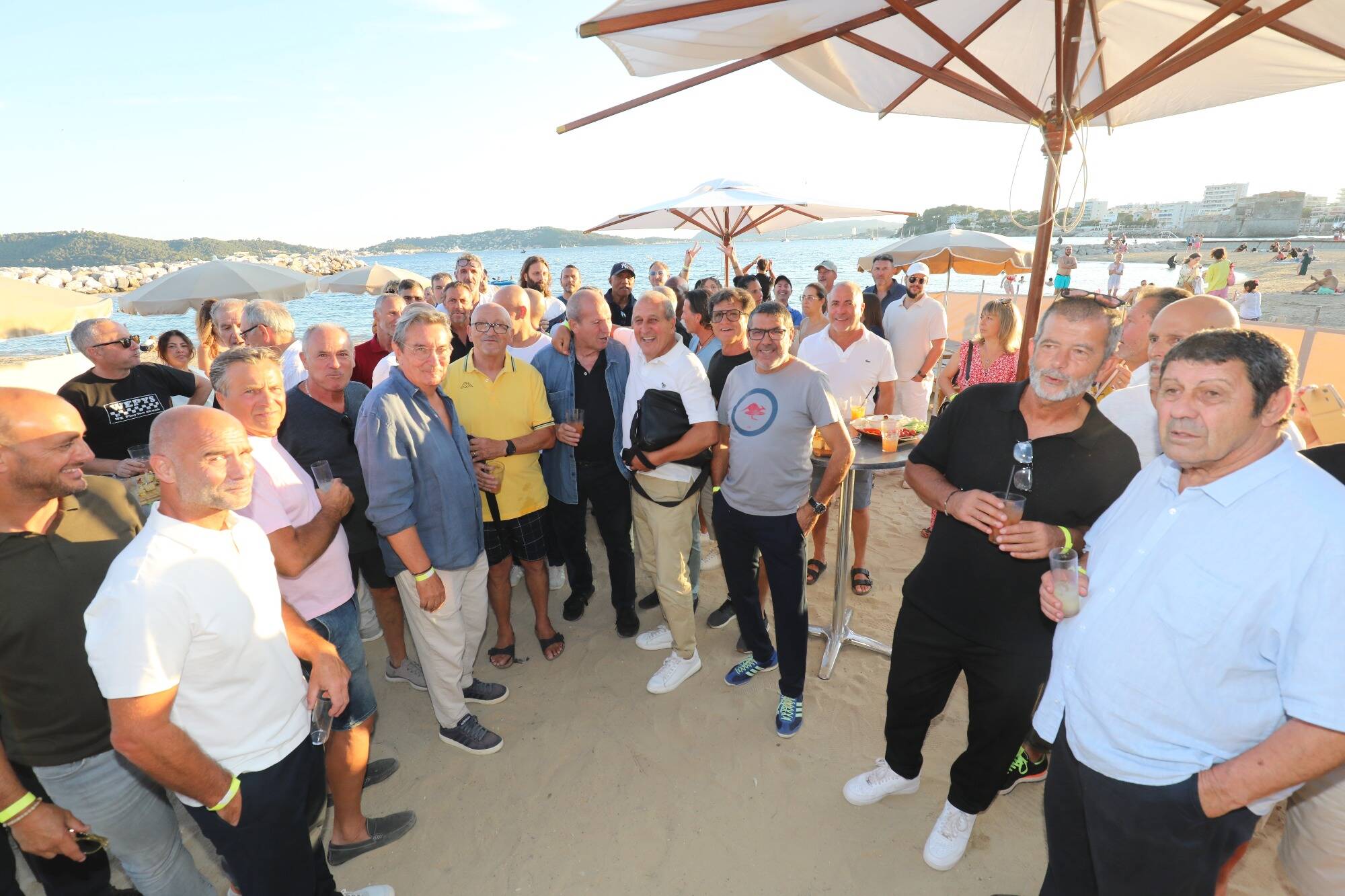 Courbis, Dupraz, Kombouaré, Meyrieu, Alfano... Des figures du Sporting club de Toulon se sont retrouvées dans un restaurant de plage au Mourillon
