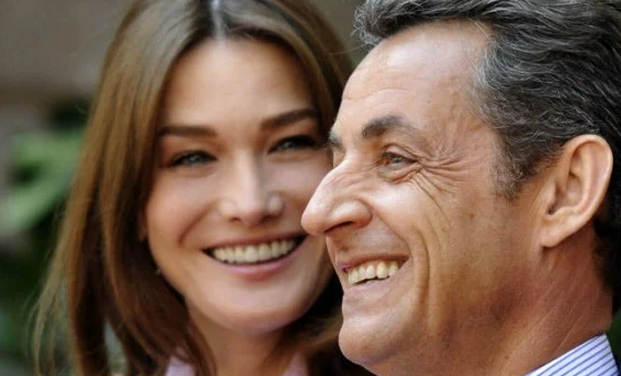 "Monsieur le président, et le casque?!": Carla Bruni et Nicolas Sarkozy épinglés par les internautes après avoir partagé une vidéo de vacances en scooter, les cheveux au vent