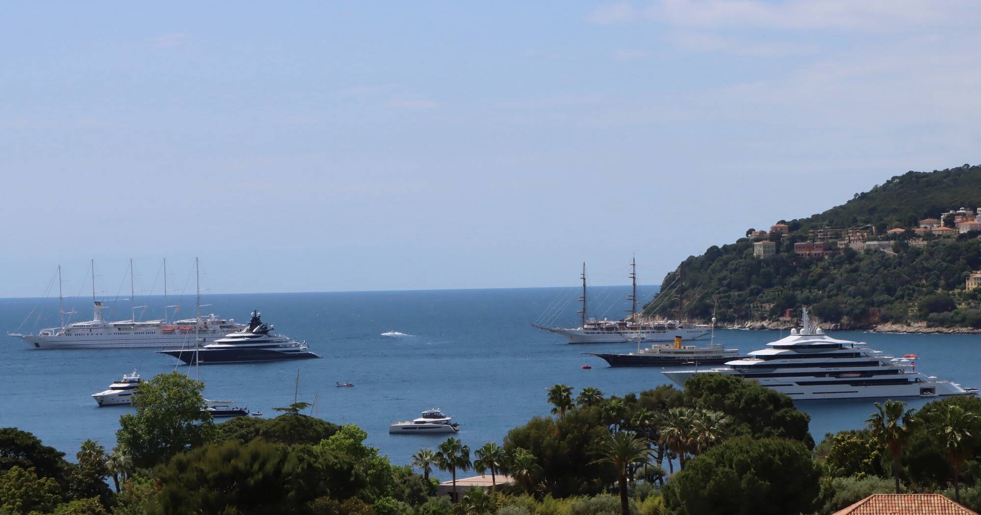 Vents violents sur la Côte d'Azur: plusieurs yachts de luxe et bateaux de croisières rapatriés en urgence dans la rade de Villefranche